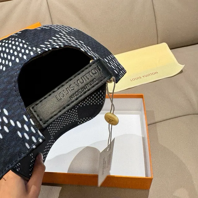 Louis Vuitton Casquette avec motif de points bleu marine 4
