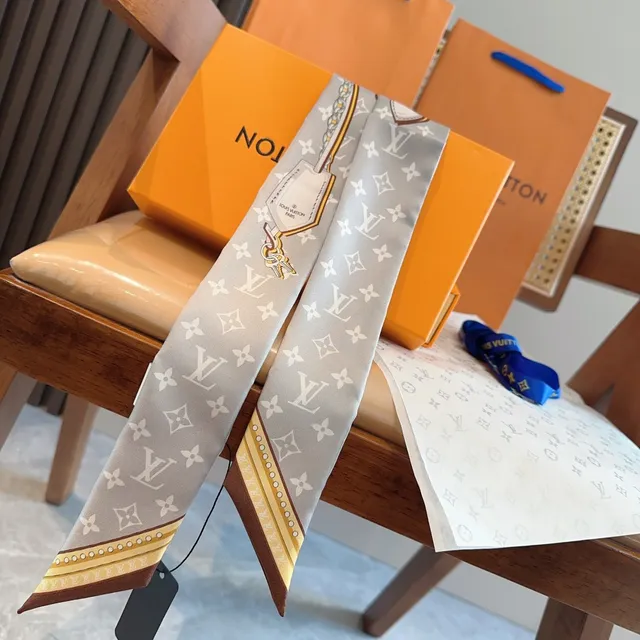 Louis Vuitton Picture 2000 Monogram Chain-Border Silk Scarf 3