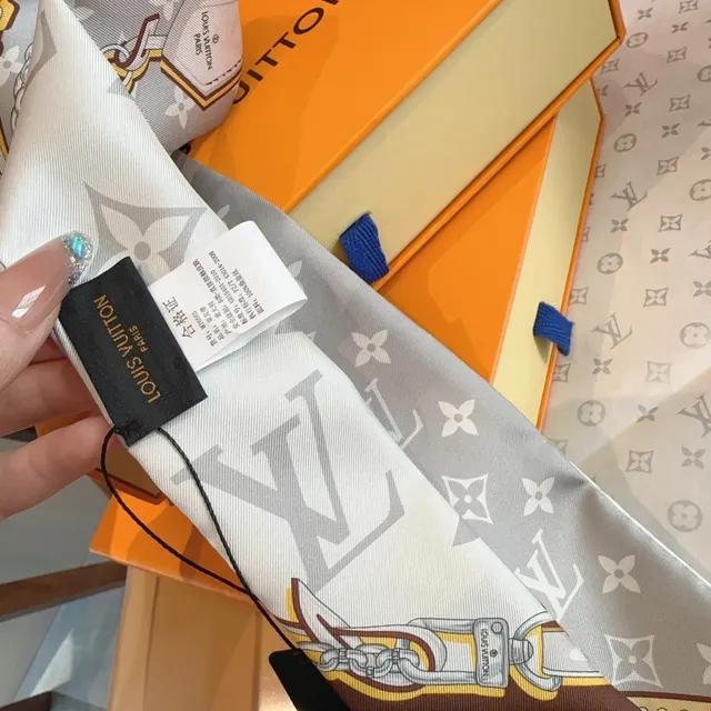 Louis Vuitton Picture 2000 Monogram Chain-Border Silk Scarf 4