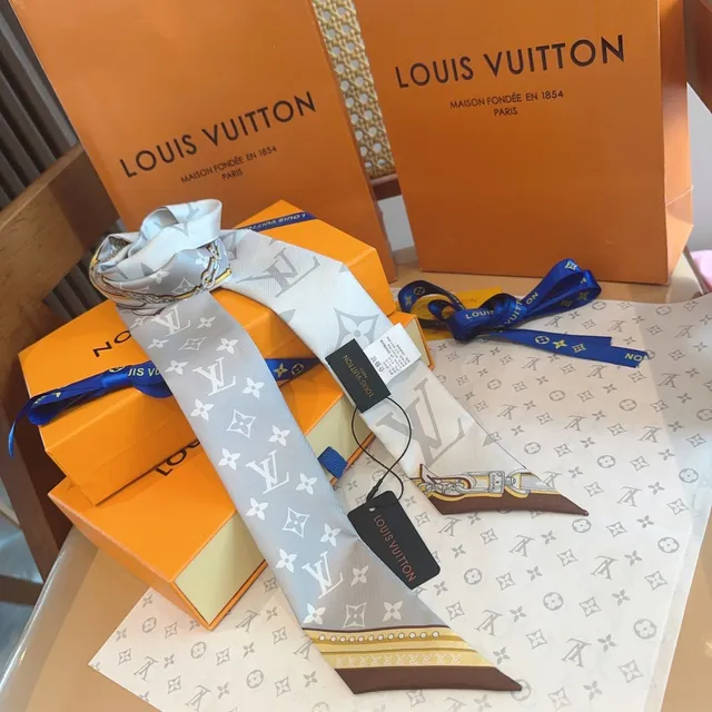 Louis Vuitton Picture 2000 Monogram Chain-Border Silk Scarf 5