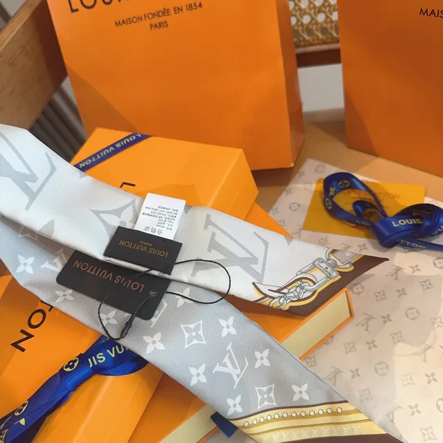 Louis Vuitton Picture 2000 Monogram Chain-Border Silk Scarf 6