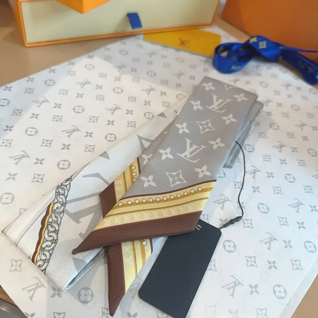 Louis Vuitton Picture 2000 Monogram Chain-Border Silk Scarf 8