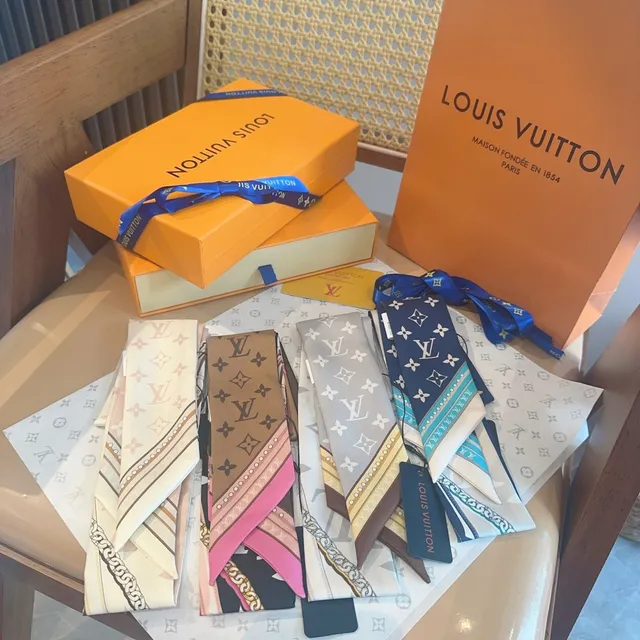 Louis Vuitton Picture 2000 Monogram Chain-Border Silk Scarf 9