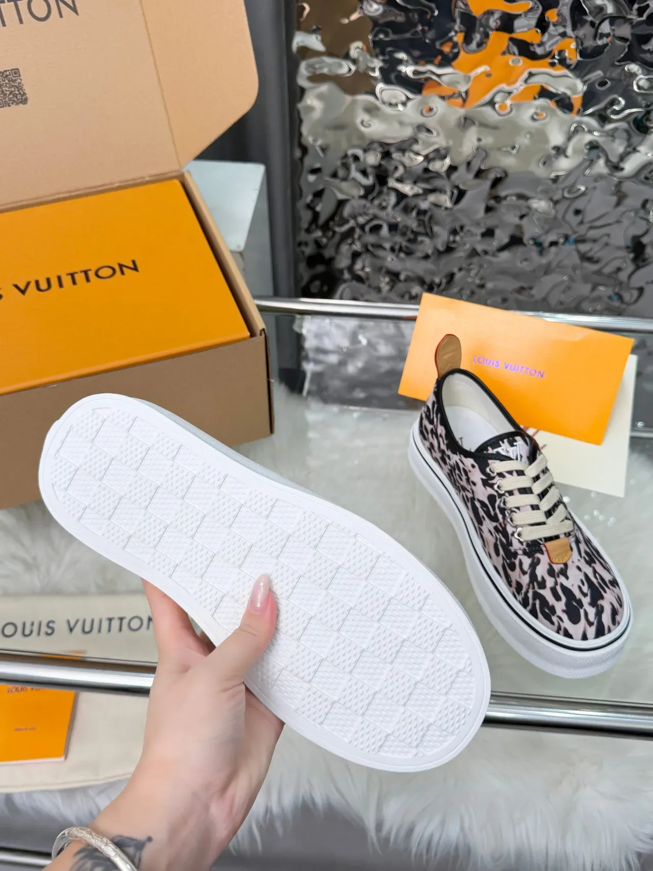 Louis Vuitton Sneakers Lifestyle avec Upper en Toile Rosa Noir Imprimé Léopard Semelle Plateforme Blanche Épaisse 2