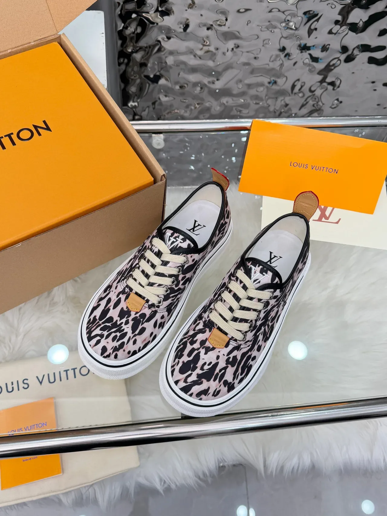 Louis Vuitton Sneakers Lifestyle avec Upper en Toile Rosa Noir Imprimé Léopard Semelle Plateforme Blanche Épaisse 4