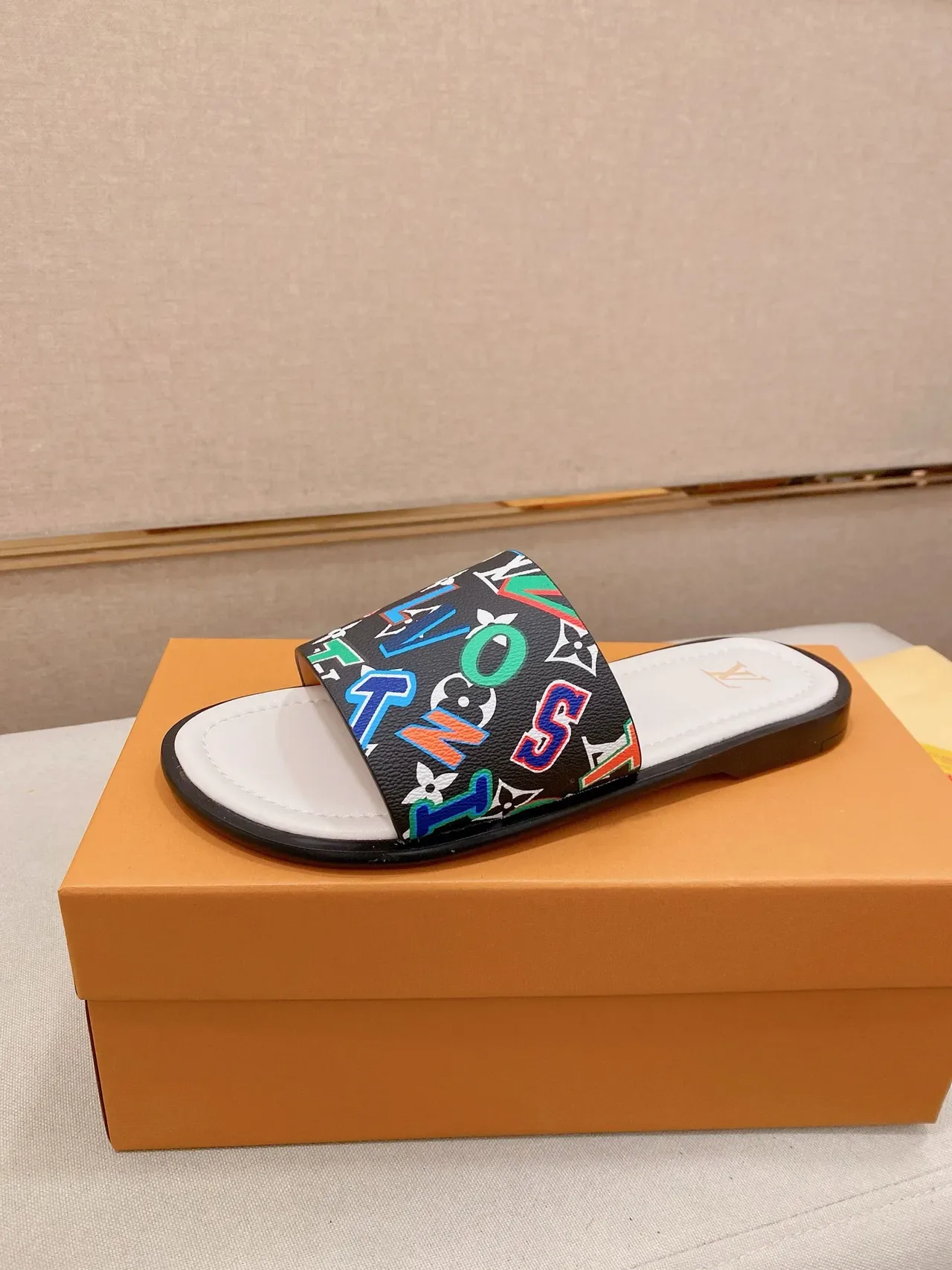 लुइस विटन प्रिंटेड स्ट्रैप स्लाइड चप्पल 15