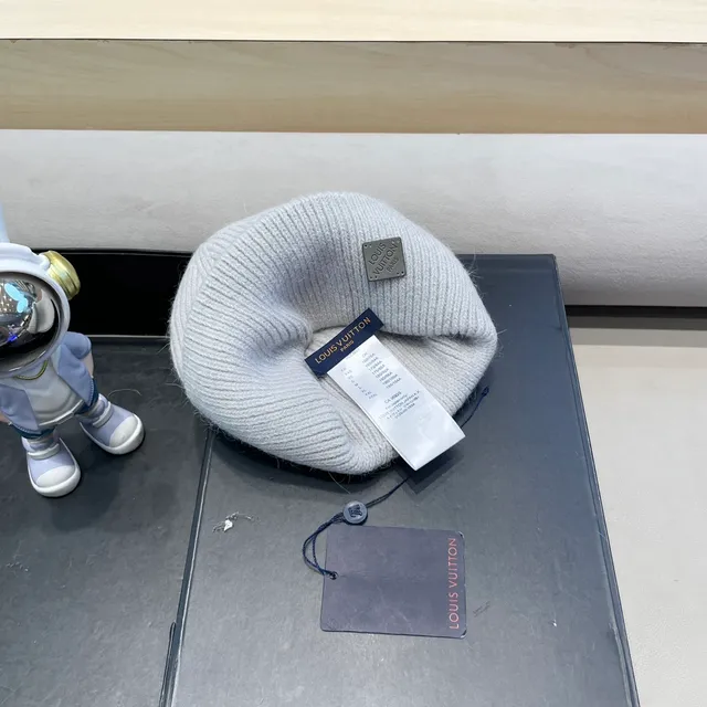 Louis Vuitton रोब्ड निट ग्रे बीनिए 2