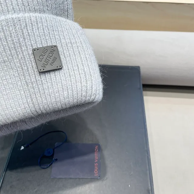 Louis Vuitton रोब्ड निट ग्रे बीनिए 7