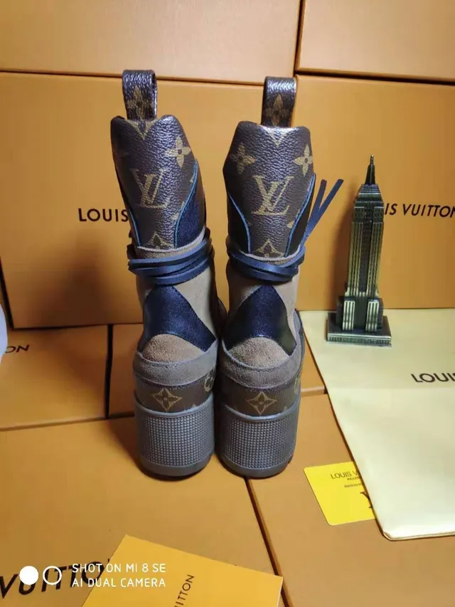 Louis Vuitton Run Away Bege Preto Solado de plataforma Monograma Painéis de couro Botas de tornozelo 4