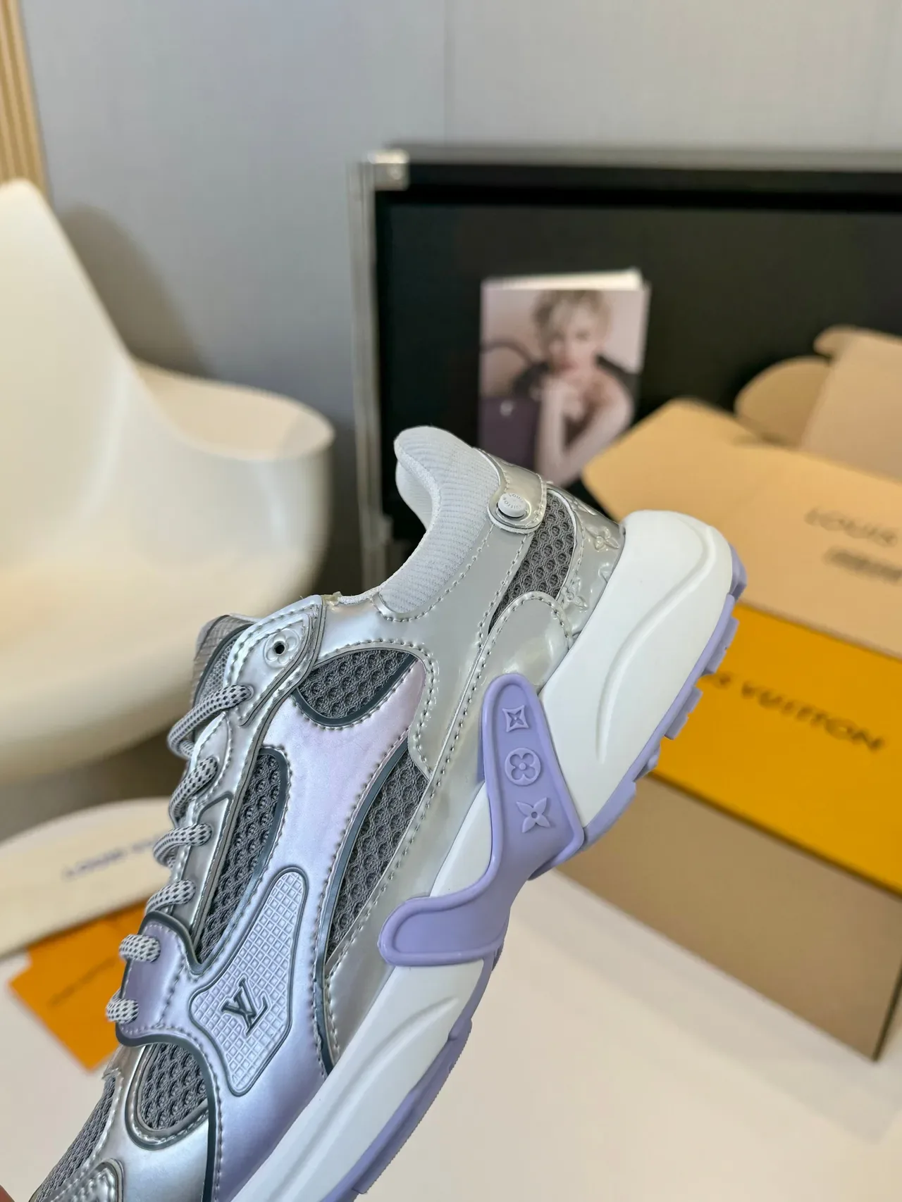 Louis Vuitton Run Away Sneakers chunky Argent métallique et Violet iridescent 2