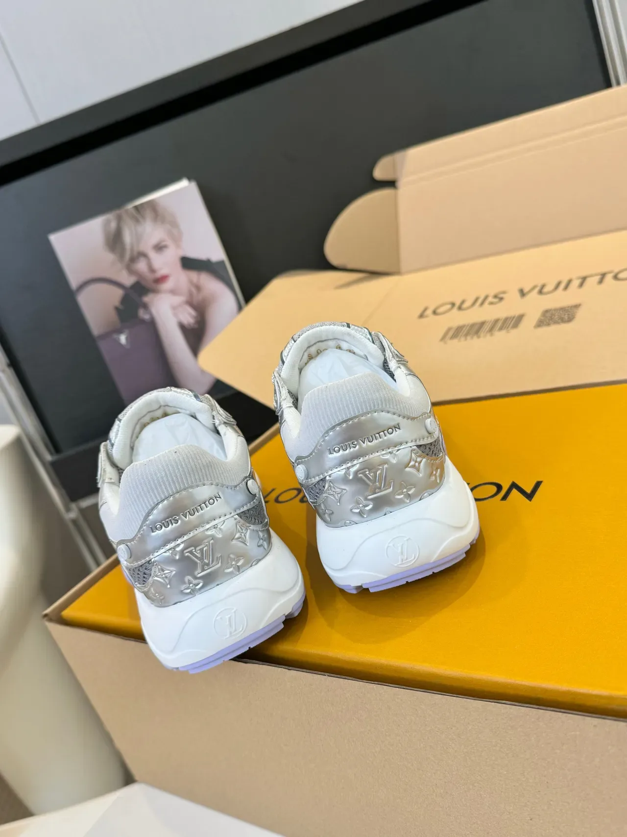 Louis Vuitton Run Away Sneakers chunky Argent métallique et Violet iridescent 3