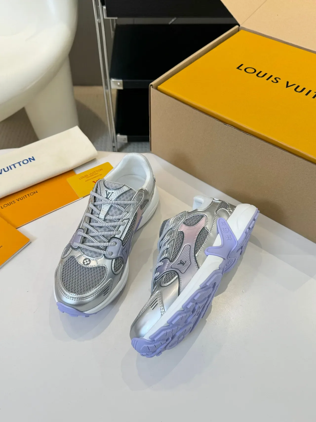 Louis Vuitton Run Away Sneakers chunky Argent métallique et Violet iridescent 4
