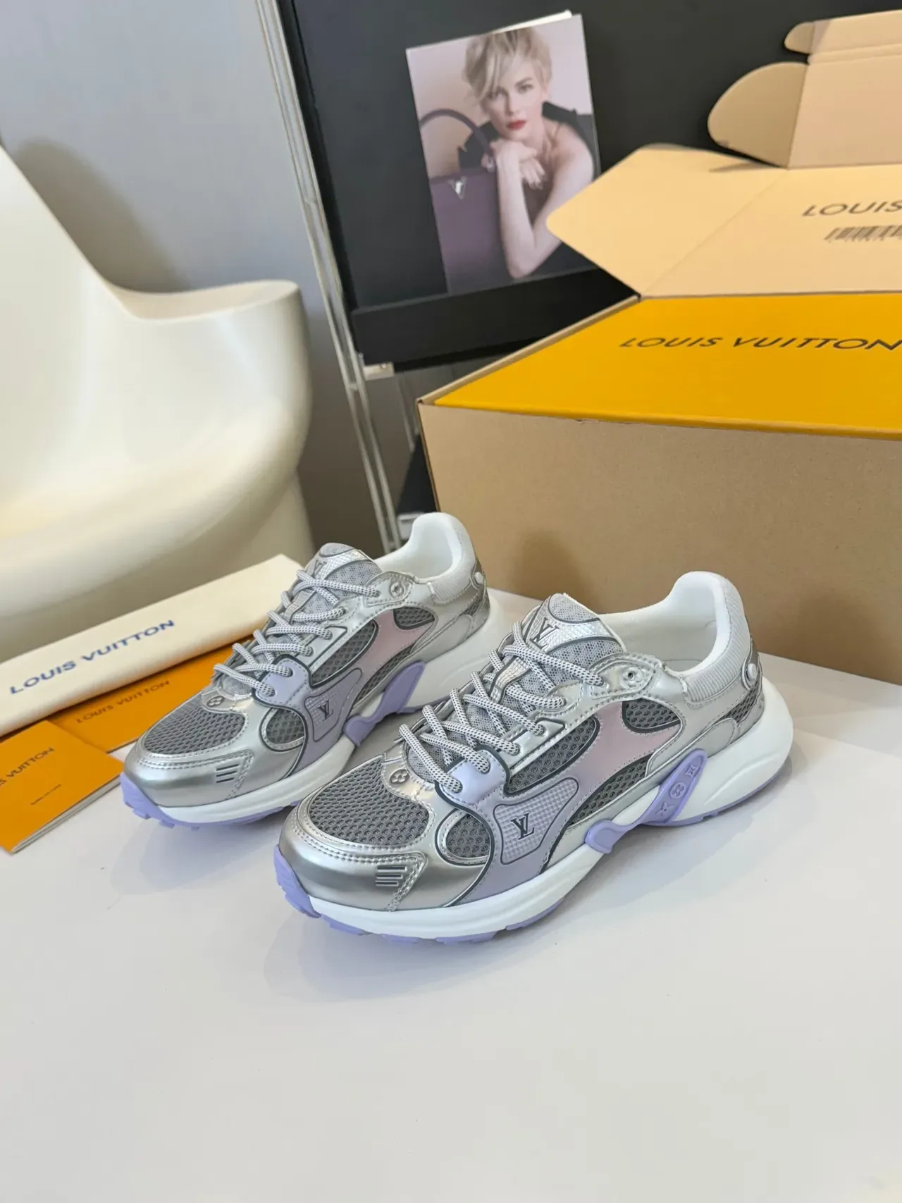 Louis Vuitton Run Away Sneakers chunky Argent métallique et Violet iridescent 5
