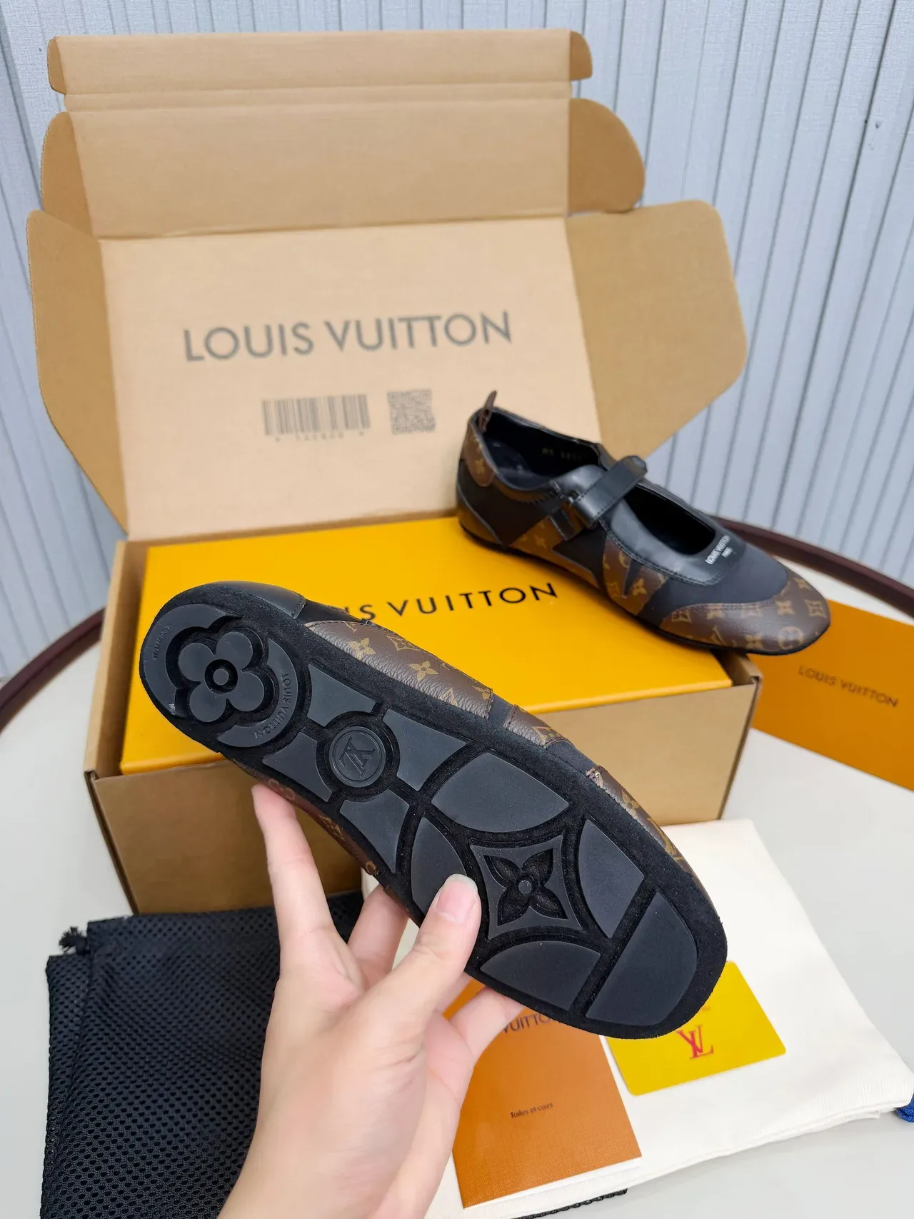 Tênis Mary Jane Louis Vuitton Run Away Monogram Canvas e Black Leather 3