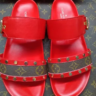 Louis Vuitton Run Away लाल मोनोग्राम स्टड स्लाइड स्लिपर्स