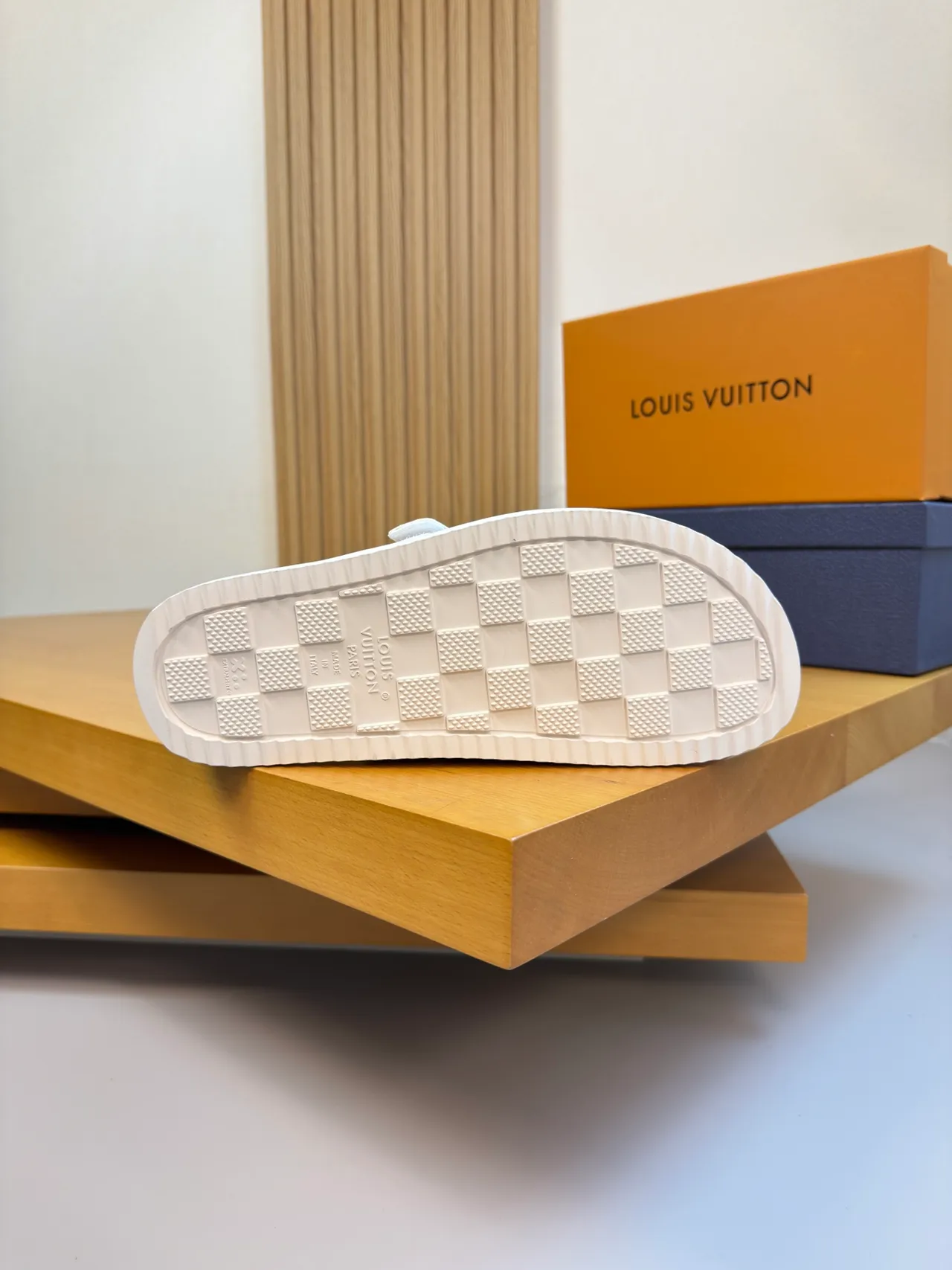 Louis Vuitton Run Away Slide White Monogram 拖鞋 2