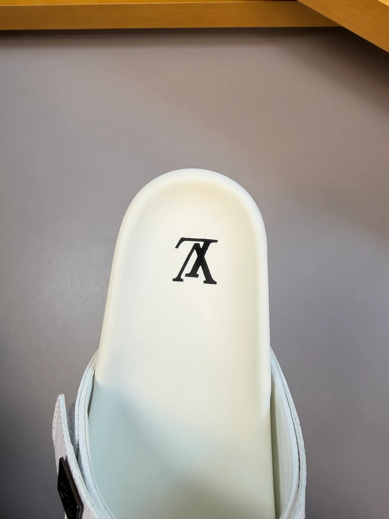 Louis Vuitton Run Away Slide White Monogram 拖鞋 3