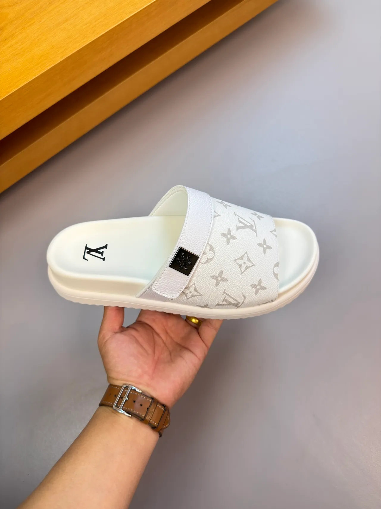Louis Vuitton Run Away Slide White Monogram 拖鞋 4