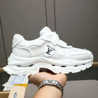 Louis Vuitton Run Away حذاء رياضي أبيض مع حزام فروي سميك