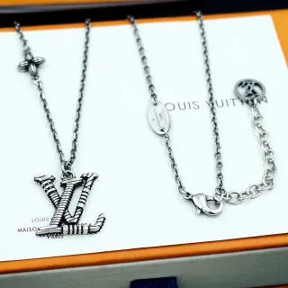 Louis Vuitton sculpté LV Monogram ton argent colliers