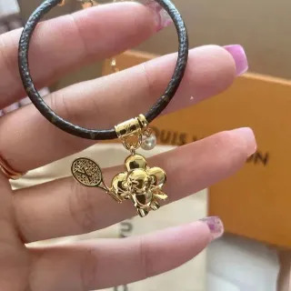 Louis Vuitton Raquete de Tênis e Pulseira de Charme Floral