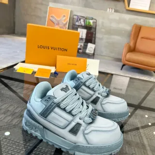 Louis Vuitton Trail Sneakers Chunky أزرق فاتح