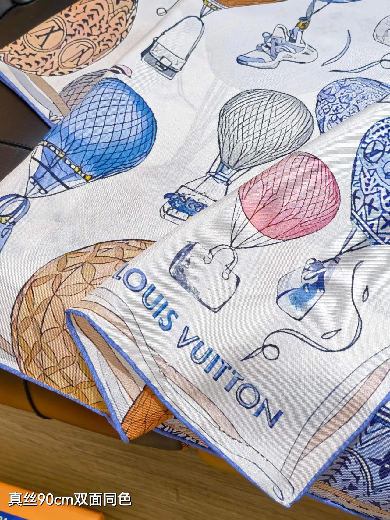 Louis Vuitton Up And Away Quadrado 90 Azul Claro Cachecol de Seda 5