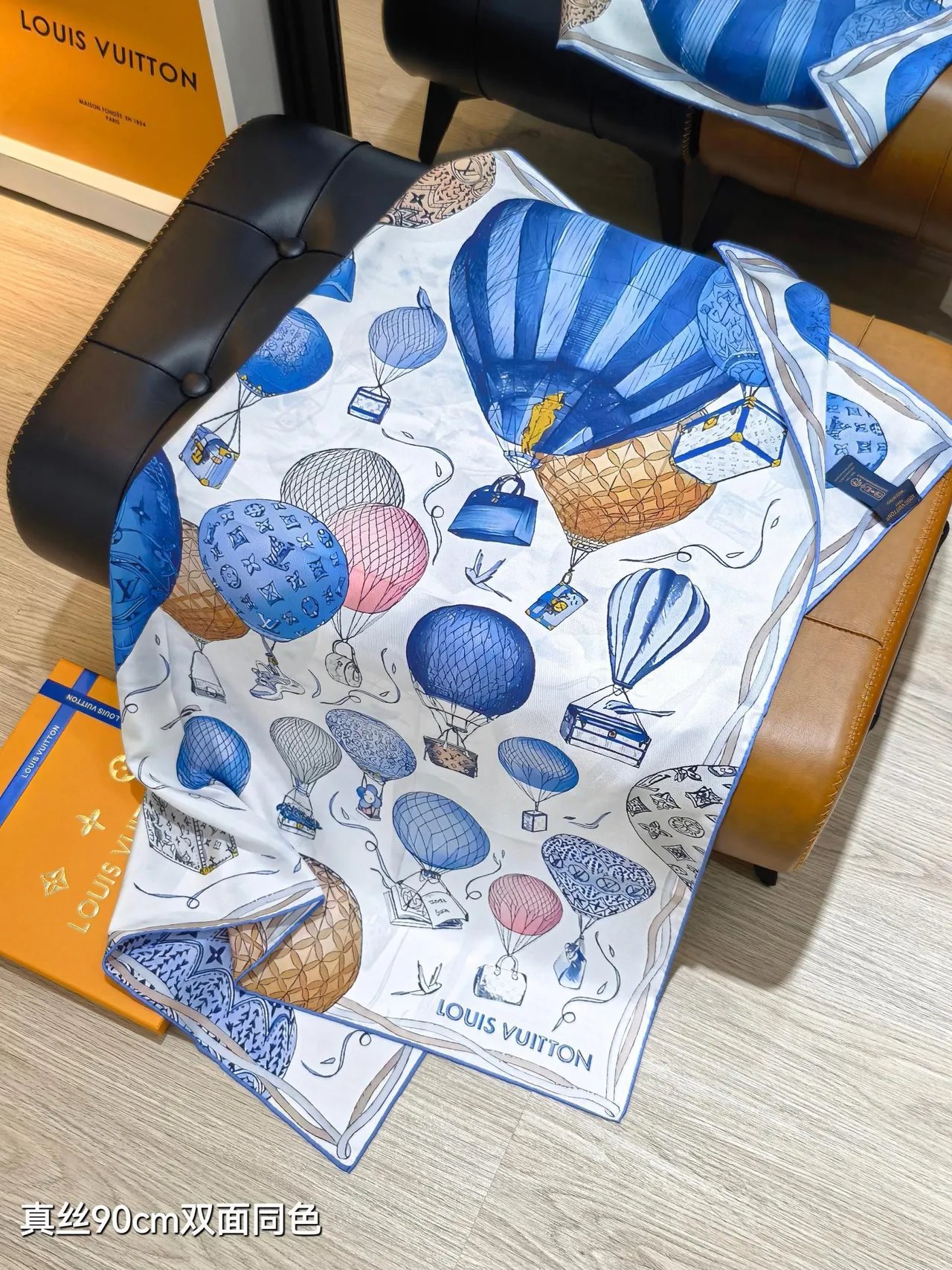 Louis Vuitton Up And Away Quadrado 90 Azul Claro Cachecol de Seda 6