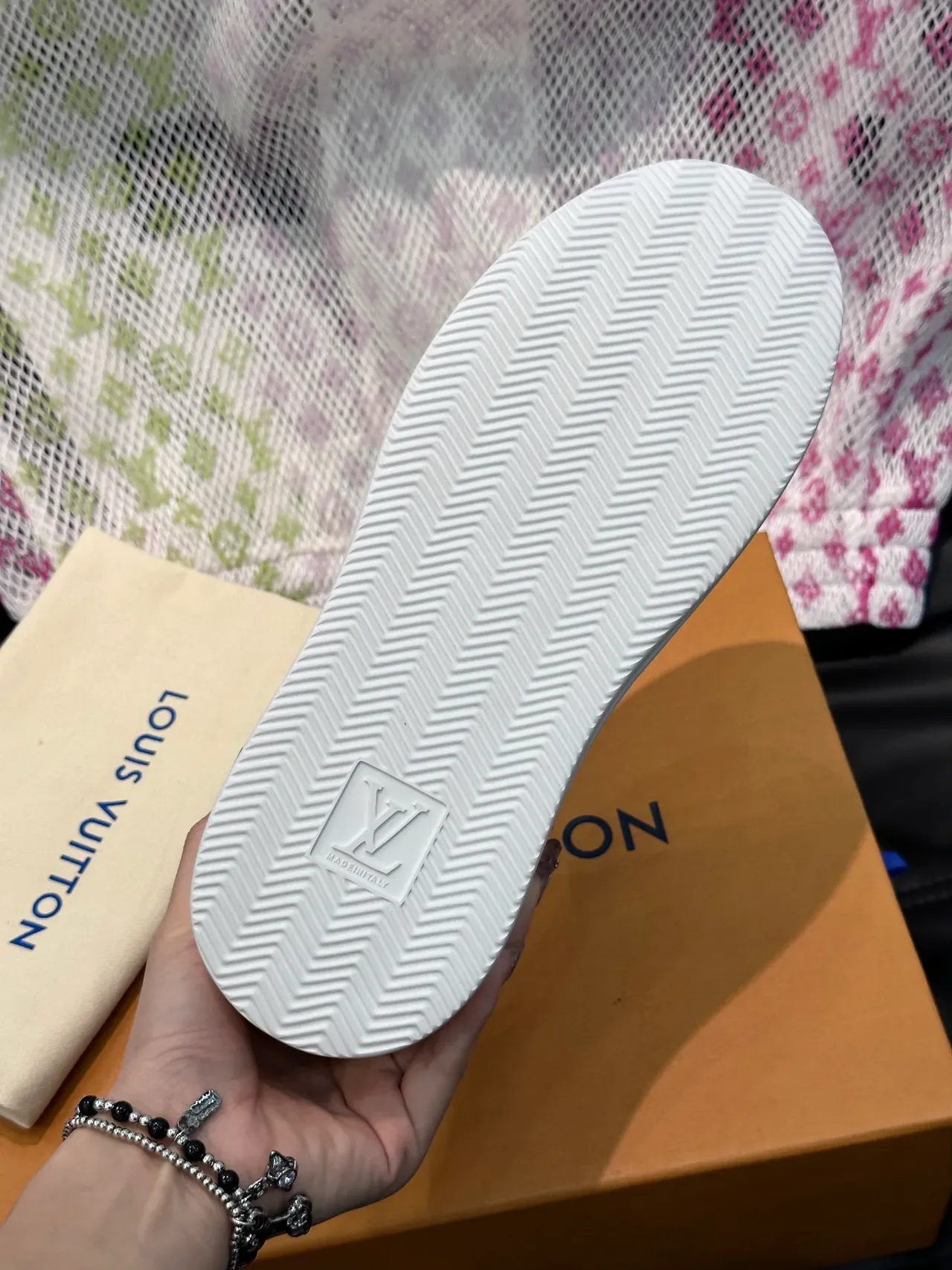 Louis Vuitton Sneakers Lifestyle Blanches Noires Cuir Perforé Capas Texturizadas Contrastantes 2