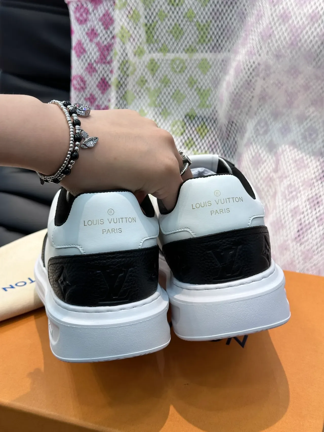 Louis Vuitton Sneakers Lifestyle Blanches Noires Cuir Perforé Capas Texturizadas Contrastantes 3