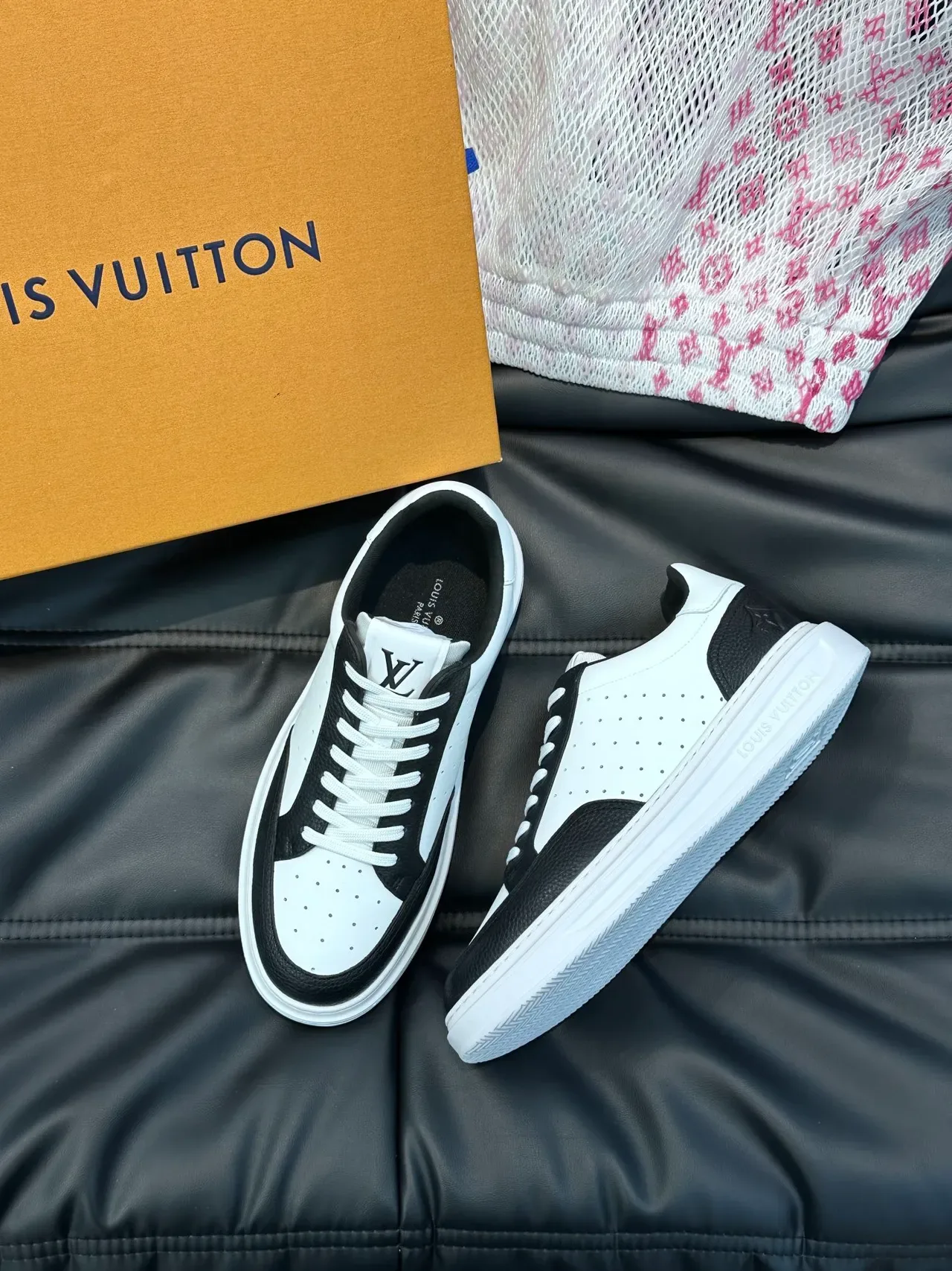 Louis Vuitton Sneakers Lifestyle Blanches Noires Cuir Perforé Capas Texturizadas Contrastantes 4
