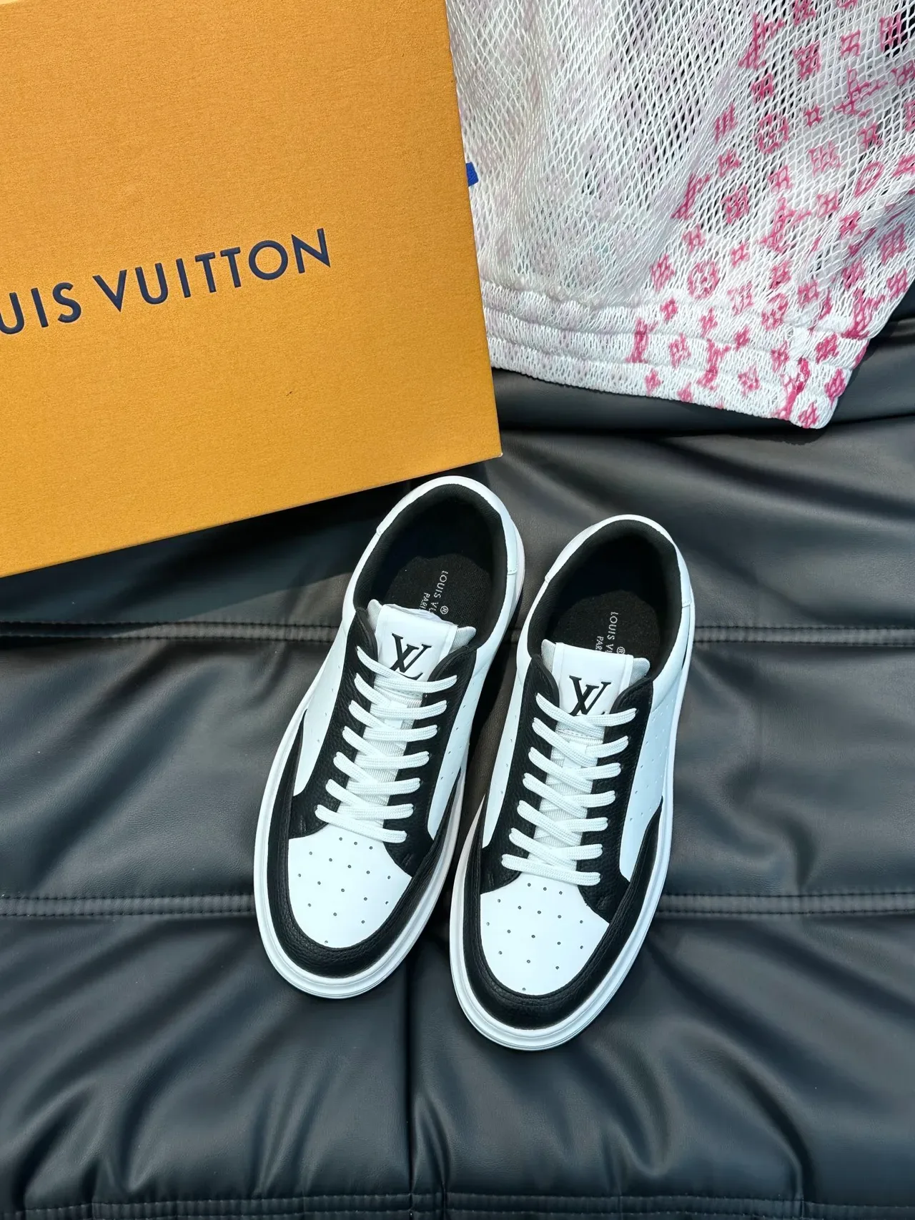 Louis Vuitton Sneakers Lifestyle Blanches Noires Cuir Perforé Capas Texturizadas Contrastantes 5