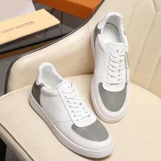 Louis Vuitton zapatillas lifestyle blancas y grises low-top con paneles monogramados