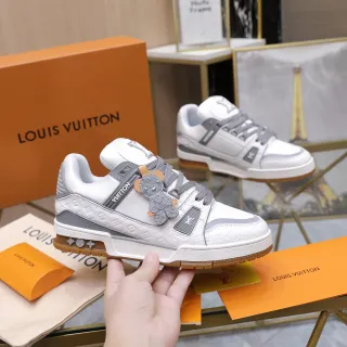 Louis Vuitton zapatillas lifestyle blancas y grises con monograma grabado en la parte superior con correas estructurales