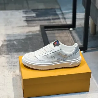 Louis Vuitton Zapatillas Blancas y Grises Monogramadas con Acentos en Textil y Cuero Lifestyle