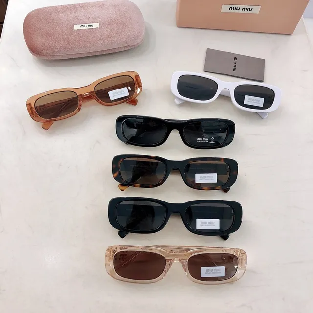 Miu Miu نظارات شمسية إطار مستطيل أسود ذهبي أسيتات سميك 4