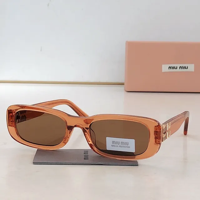 Miu Miu نظارات شمسية إطار مستطيل أسود ذهبي أسيتات سميك 5