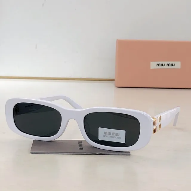 Miu Miu نظارات شمسية إطار مستطيل أسود ذهبي أسيتات سميك 9