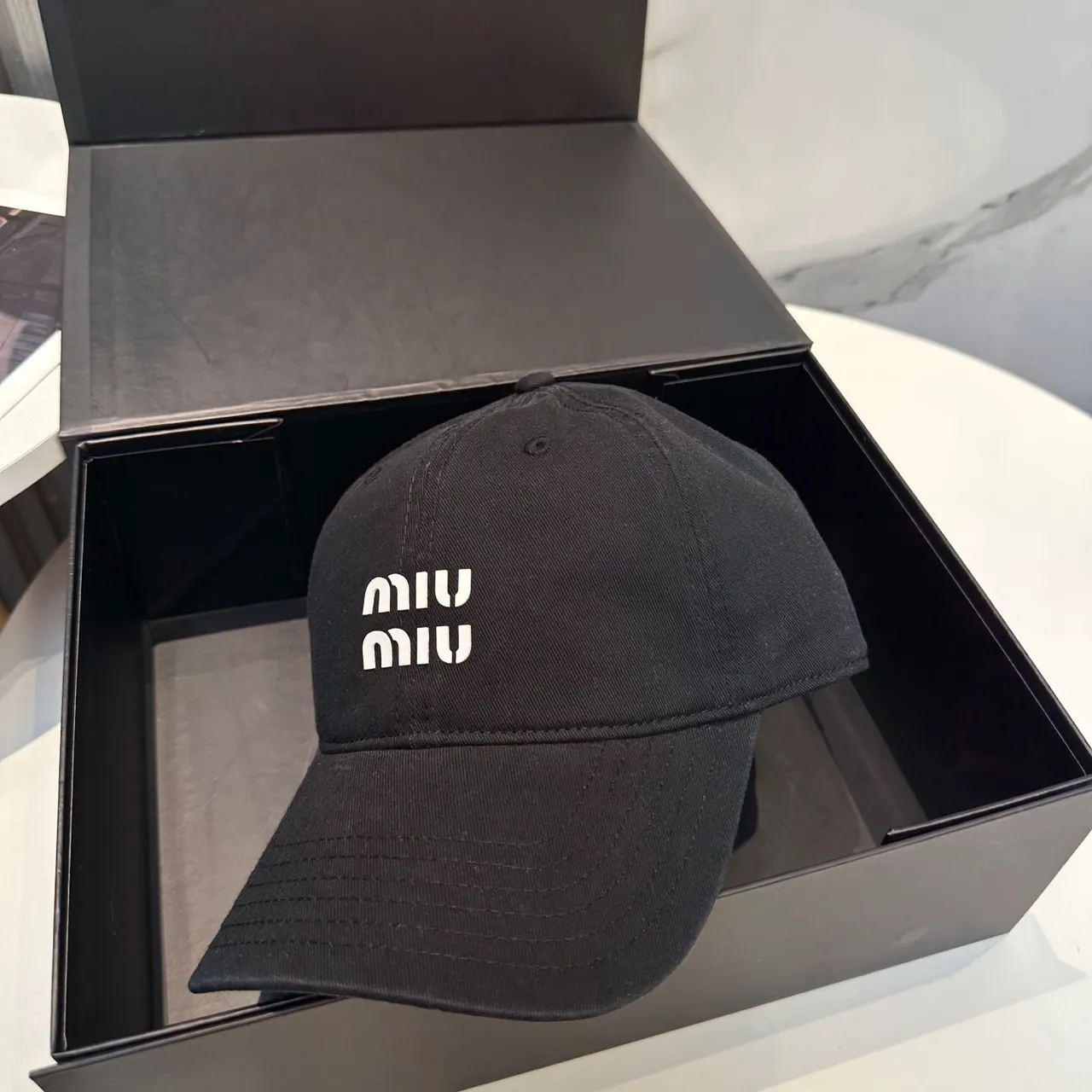 Miu Miu logo bordado gorra de béisbol negra 3