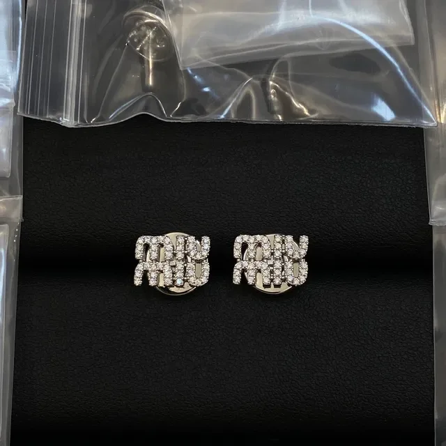 Miu Miu Boucles d'oreilles Cristal Pavé Logo estampillé Or et Argent 2