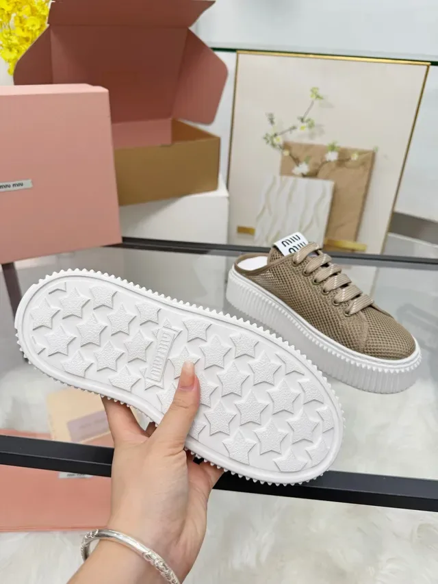 Miu Miu Wander Sneaker de plataforma beige con malla ribeteada estilo de vida 2