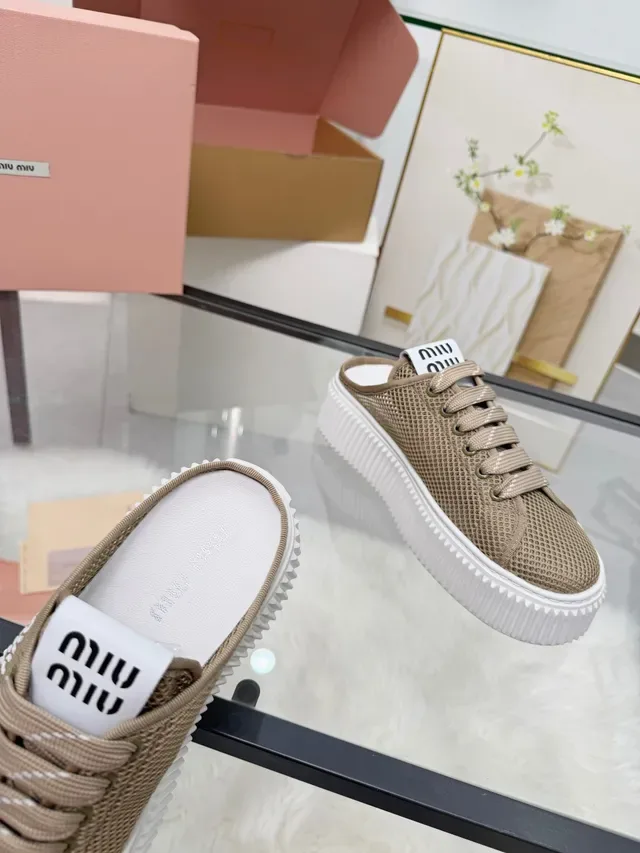 Miu Miu Wander Sneaker de plataforma beige con malla ribeteada estilo de vida 3