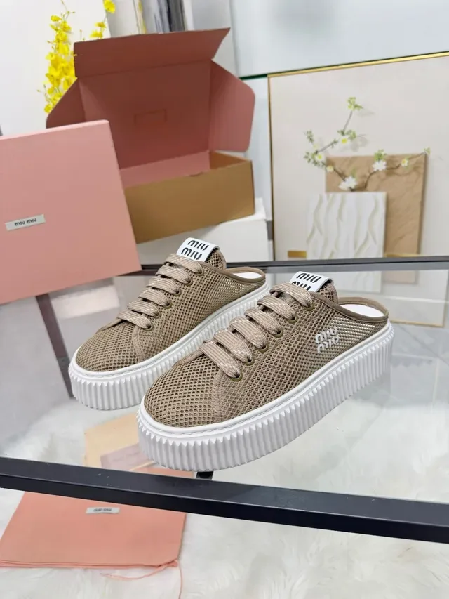 Miu Miu Wander Sneaker de plataforma beige con malla ribeteada estilo de vida 4