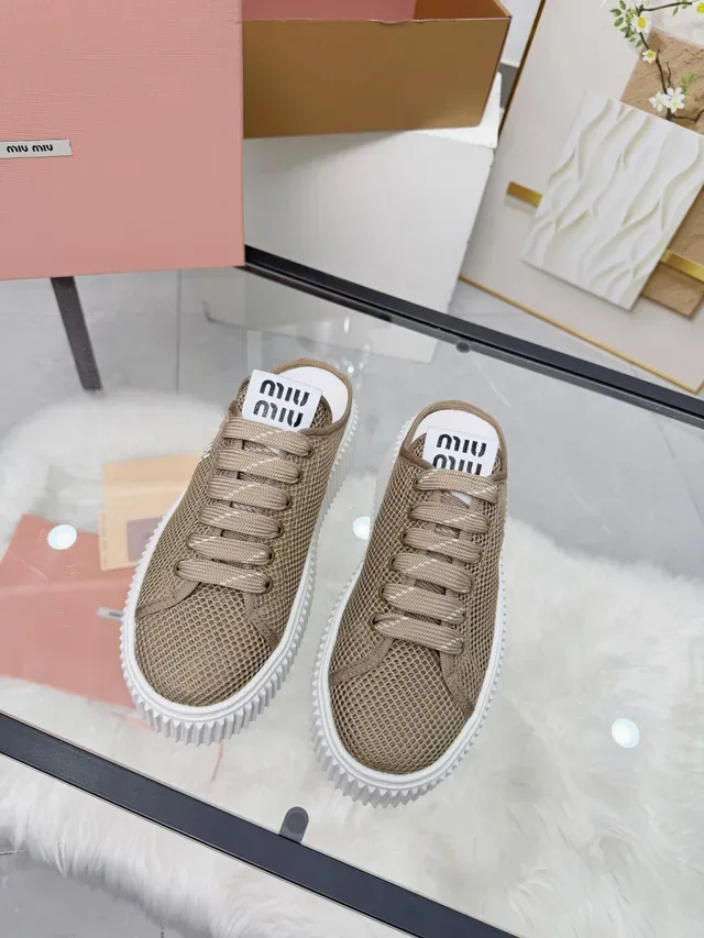 Miu Miu Wander Sneaker de plataforma beige con malla ribeteada estilo de vida 5