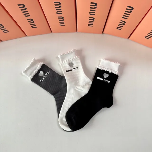 Miu Miu Wander Black White meias de malha ribeteada com punho franzido 2