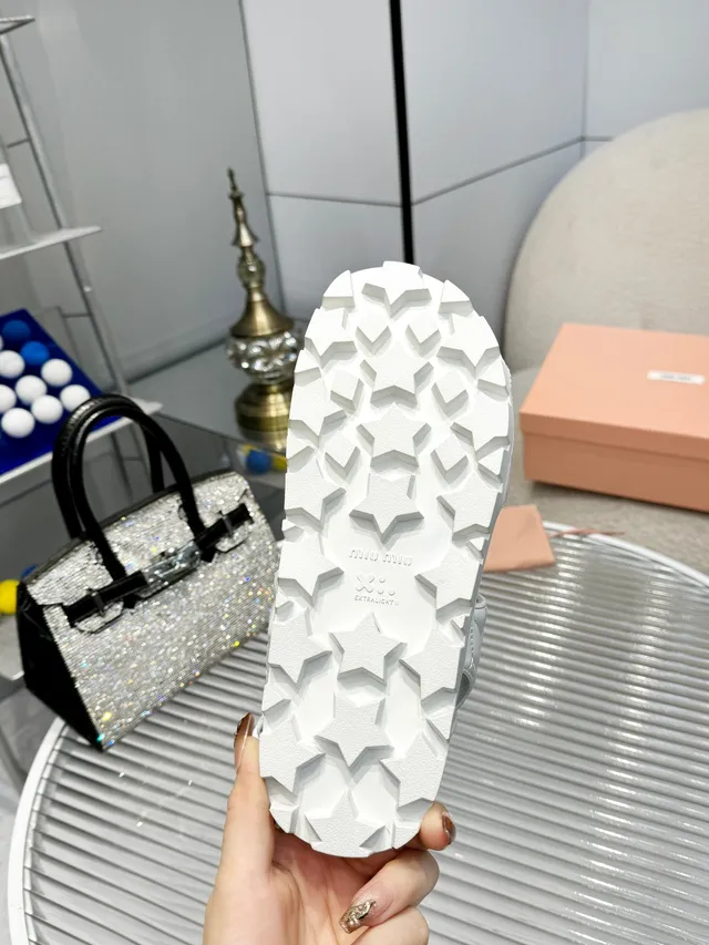 Miu Miu Wander White Gold Couro acolchoado Tira dupla Fechamento com fivela Sandálias casuais 2