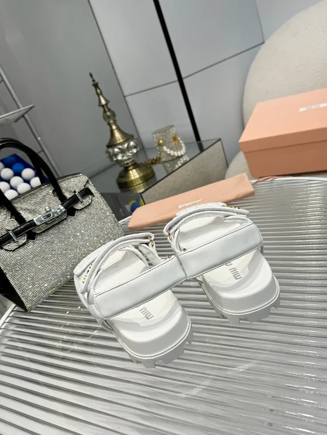 Miu Miu Wander White Gold Couro acolchoado Tira dupla Fechamento com fivela Sandálias casuais 3