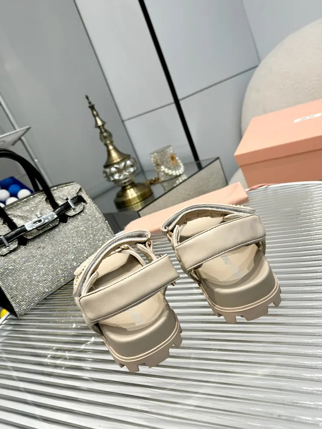 Miu Miu Wander White Gold Couro acolchoado Tira dupla Fechamento com fivela Sandálias casuais 4
