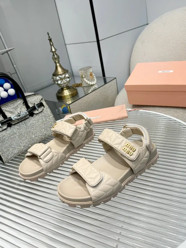 Miu Miu Wander White Gold Couro acolchoado Tira dupla Fechamento com fivela Sandálias casuais 5