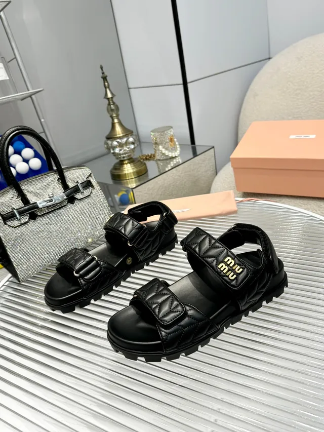 Miu Miu Wander White Gold Couro acolchoado Tira dupla Fechamento com fivela Sandálias casuais 7